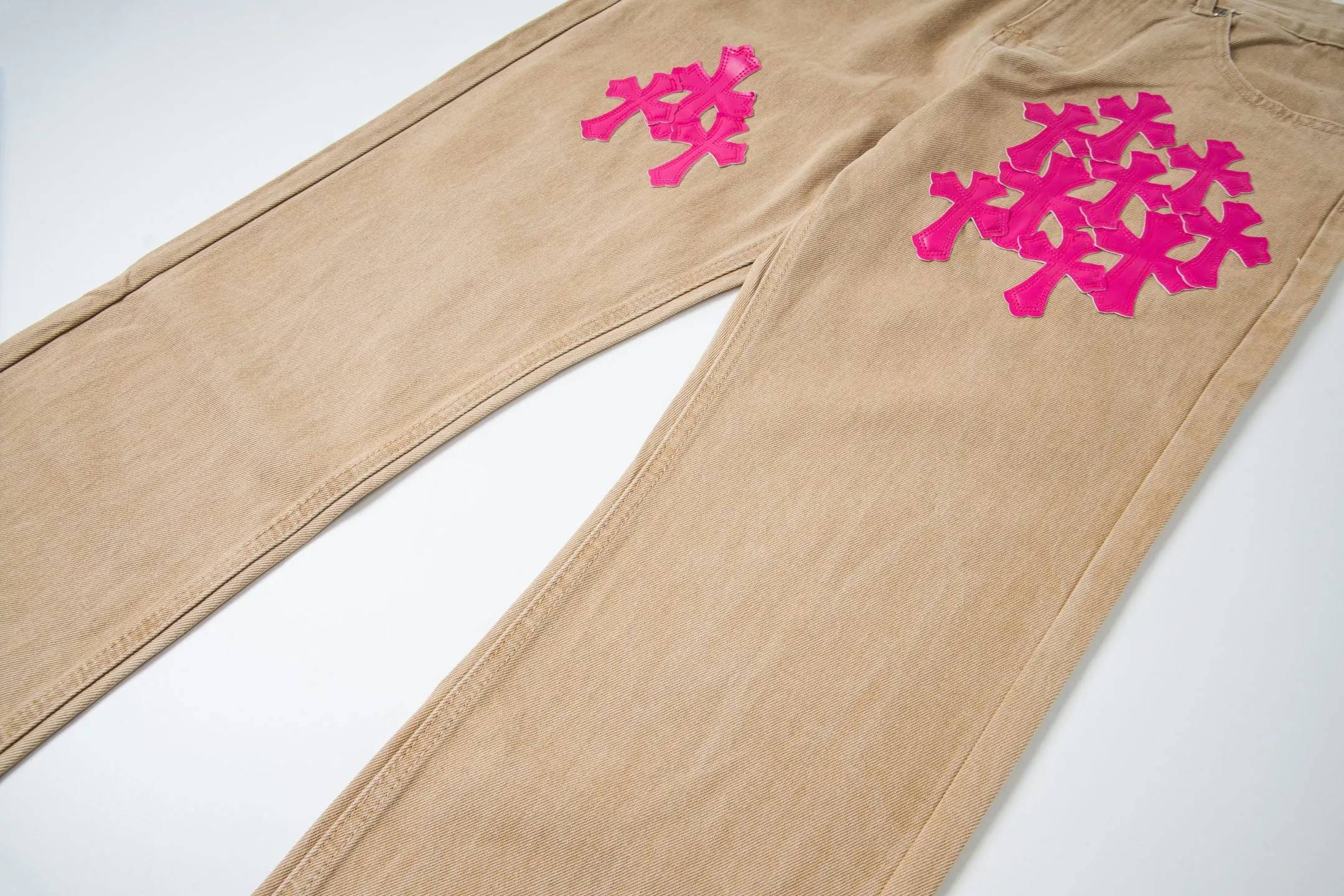 P240 Chrome Hearts 2025 New Miami Limited Couple Washed Jeans with Multiple Pink Cross Leather Labels is a hot item this season and is sought after by countless celebrities and fashionistas. The neat details of the cutting process add color to the playful fashion! The neat and meticulous design, and the well-fitting structure is unique. The upper body not only has outstanding recognition, but also looks younger and younger. A style with the ultimate wearing meaning and performance, gorgeous color matching, and the craftsmanship of this style is also extremely extraordinary. After the finished product is washed, it is disassembled and hand-made with sheepskin cross leather and then spliced ​​together to complete. The whole piece has too many craftsmanship to describe. It is decorated with patchwork cross flowers and high-waisted washed jeans! ! Absolutely high-end luxury product, a god-level single product, a super popular product, made with top heavy industry, a magic weapon that cannot be missed in the street. Style number: 1866# Size: 28 30 32 34 Color: khaki pink khaki black